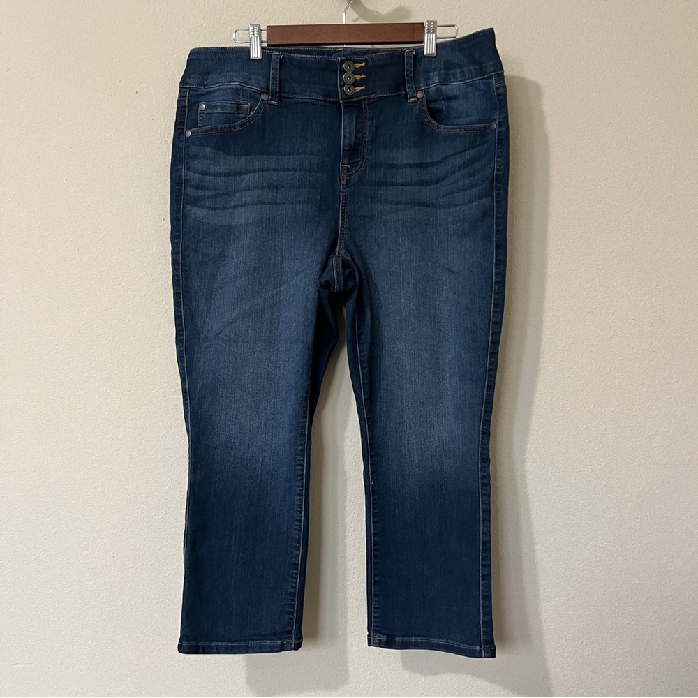 Torrid Women’s Jeans Medium Wash Size 18 Cropped 3 Button plus zipper fly